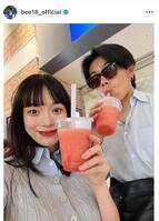 妻の由布菜月と。上田綺世のインスタグラム＠ｂｅｅ１８＿ｏｆｆｉｃｉａｌ（５月２４日付）より