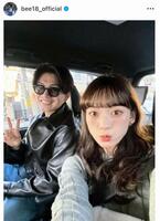 妻の由布菜月と。上田綺世のインスタグラム＠ｂｅｅ１８＿ｏｆｆｉｃｉａｌ（２５年１２月３１日付）より