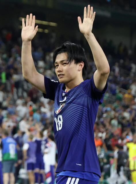 上田綺世が母校訪問 おしゃれな私服