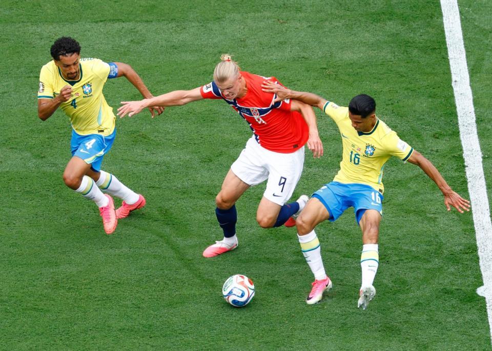 前半、攻め込むノルウェーのハーランド（中央）＝共同