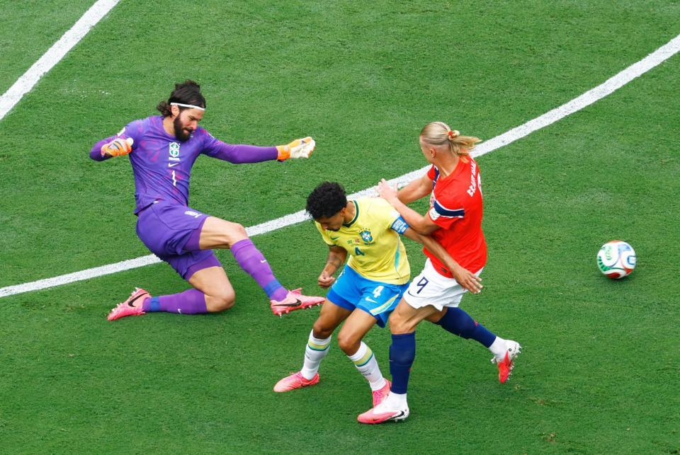 前半、クリアするブラジルのＧＫアリソン（左）＝共同