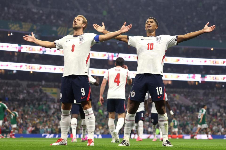 前半、先制ゴールを決め喜ぶイングランドのベリンガム。左はケーン＝メキシコ市（ＦＩＦＡ提供・ゲッティ＝共同）
