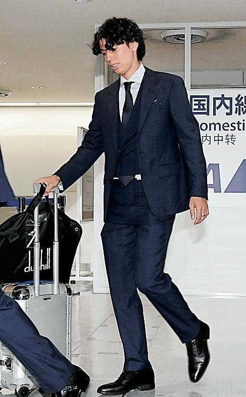 帰国した田中碧（撮影・園田高夫）