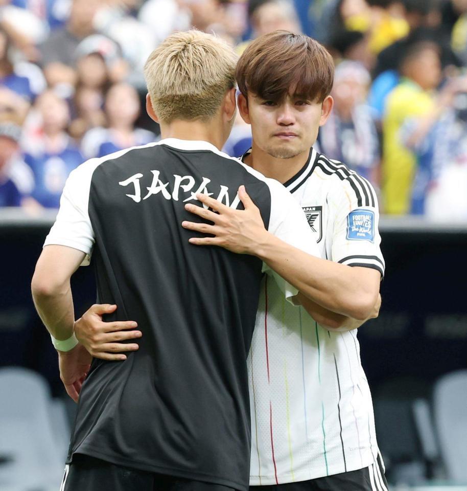 堂安（左）と抱き合う久保（撮影・中田匡峻）