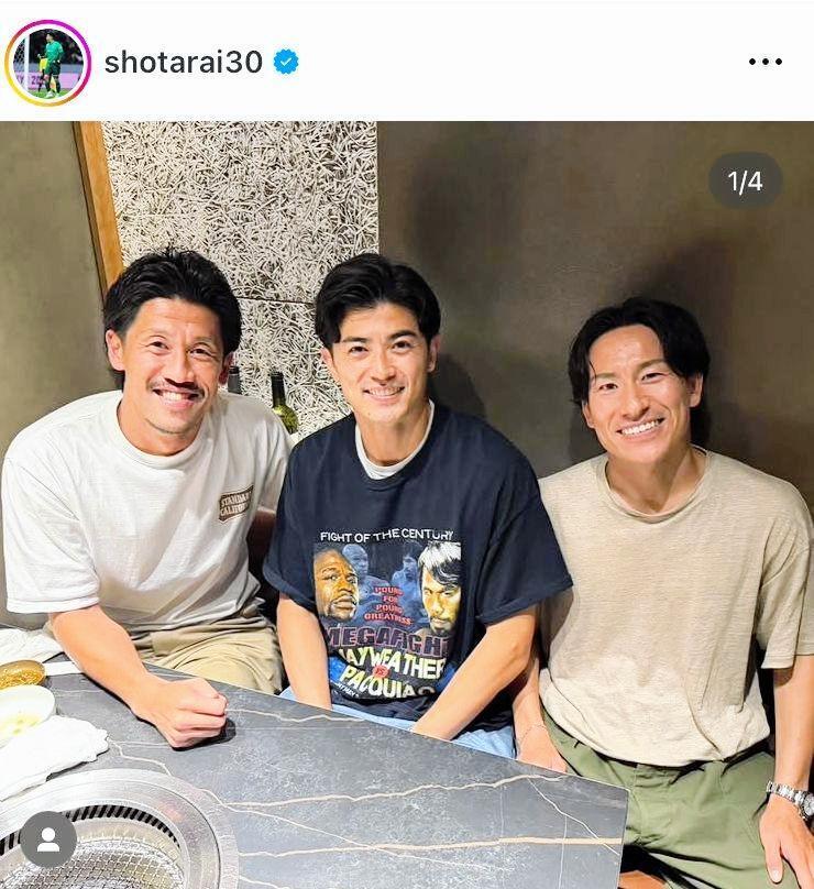 谷口彰悟（中央）と。新井章太（左）のインスタグラム＠ｓｈｏｔａｒａｉ３０より。右は登里享平