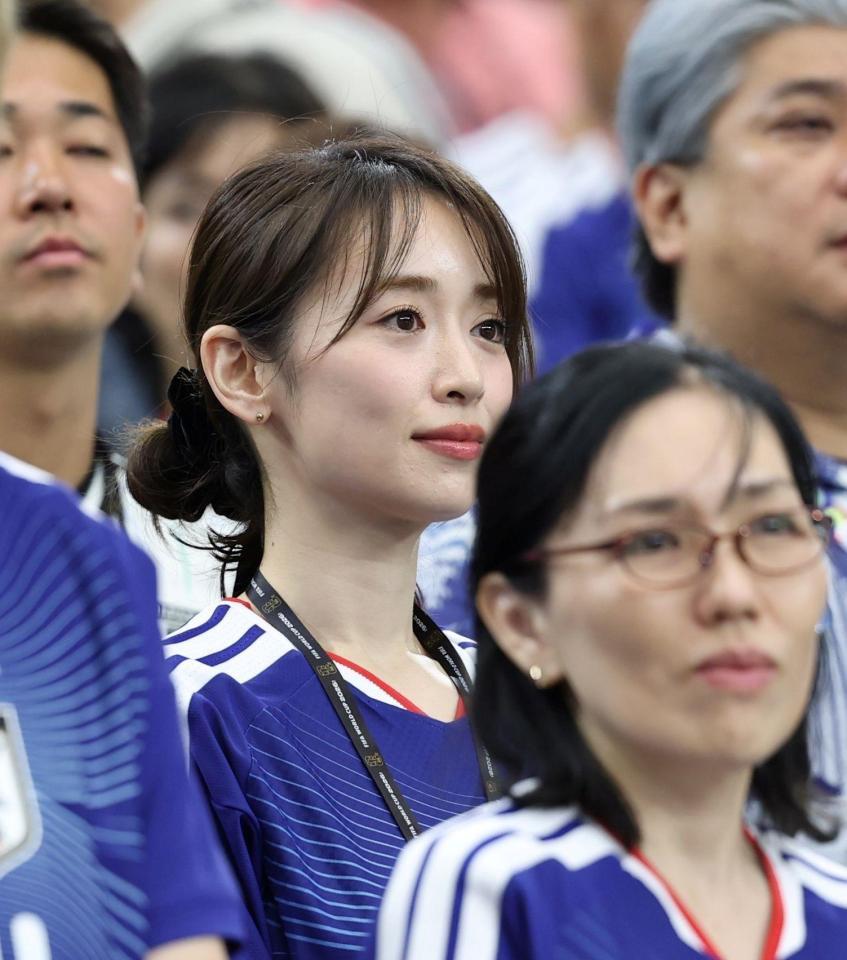 観戦する泉里香＝＝６月２５日、ダラススタジアム