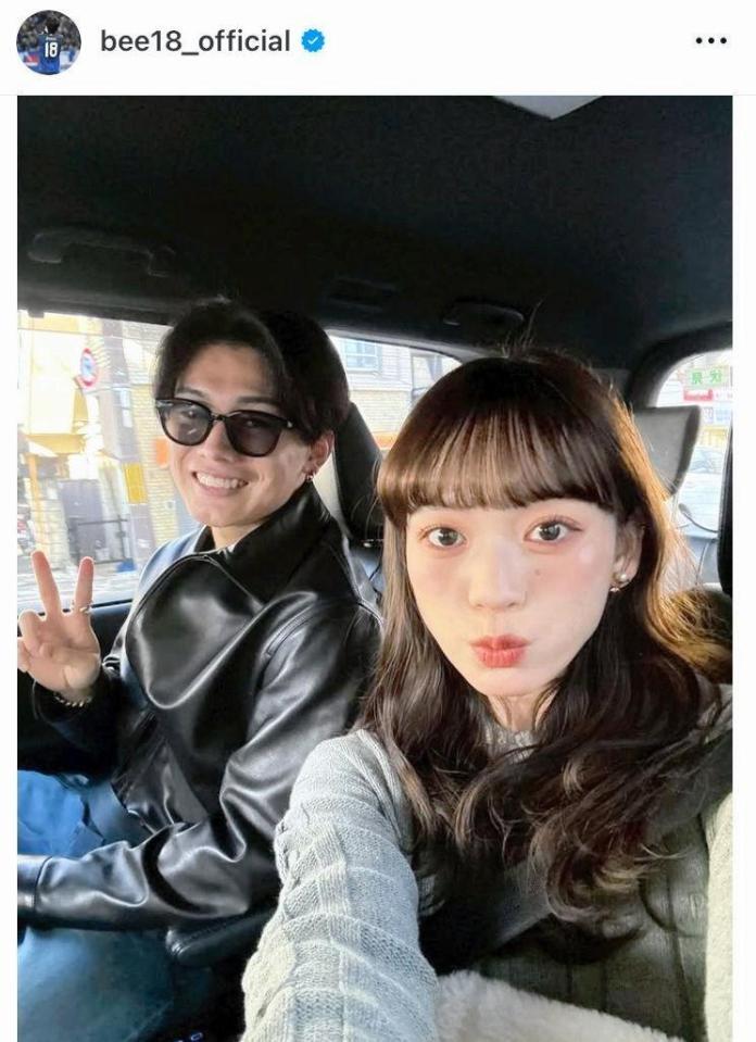 妻の由布菜月と。上田綺世のインスタグラム＠ｂｅｅ１８＿ｏｆｆｉｃｉａｌ（２５年１２月３１日付）より
