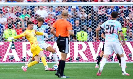 後半、競り合う米国のＧＫフリース（左端）とベルギーのデケテラーレ（その右）。この後ベルギーのファナケン（２０）がチーム３点目のゴールを決める（共同）