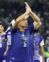 試合後、スタンドへあいさつをする長友佑都＝エスタディオ・モンテレイ（６月２９日）