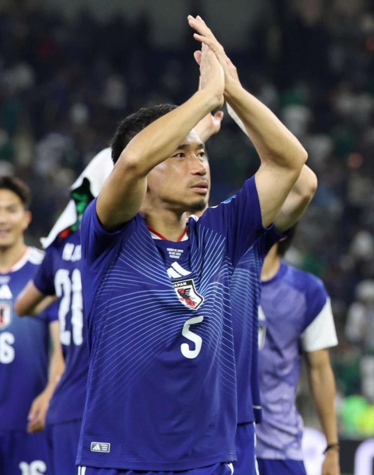 試合後、スタンドへあいさつをする長友佑都＝エスタディオ・モンテレイ（６月２９日）