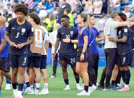 　ベルギーに敗れ、肩を落とすバログン（２０）ら米国の選手たち（共同）