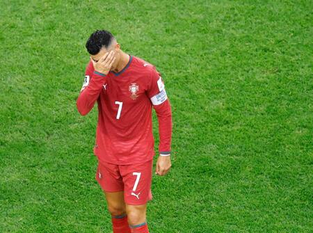 　スペインに敗れ肩を落とすポルトガルのロナウド＝ダラス（共同）