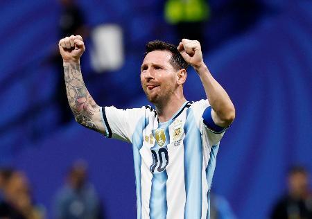 　エジプトに逆転勝ちし、感極まるアルゼンチンのメッシ＝アトランタ（共同）