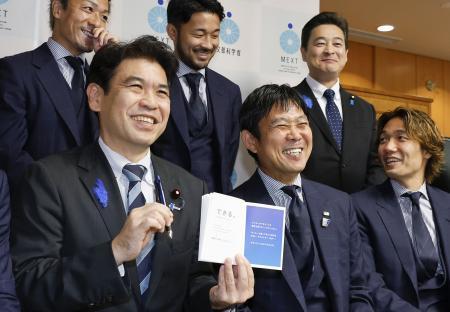 　松本文科相（前列左）を表敬訪問したサッカー日本代表の森保監督（同中央）、主将の板倉（同右）ら＝８日午後、文科省