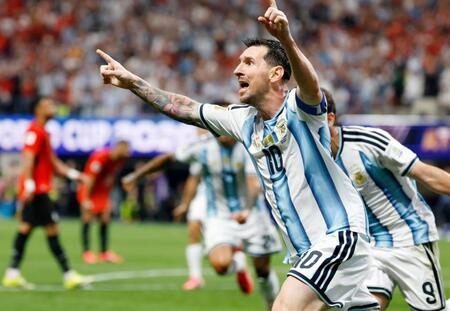 アルゼンチン－エジプト　後半、同点ゴールを決め駆け出すアルゼンチンのメッシ＝アトランタ（共同）