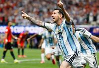 アルゼンチン－エジプト　後半、同点ゴールを決め駆け出すアルゼンチンのメッシ＝アトランタ（共同）