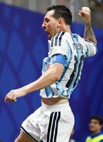 アルゼンチン－エジプト　後半、同点ゴールを決め大喜びするアルゼンチンのメッシ＝アトランタ（共同）