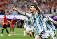 アルゼンチン－エジプト　後半、同点ゴールを決め駆け出すアルゼンチンのメッシ＝アトランタ（共同）
