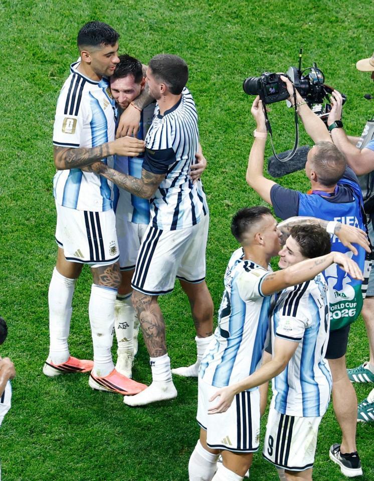 エジプトに勝利し、祝福されるアルゼンチンのメッシ（左から２人目）＝アトランタ（共同）
