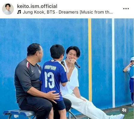 ９日、三菱養和ＳＣを訪れた中村敬斗。スタッフによる公式インスタグラム＠ｋｅｉｔｏ．ｉｓｍ．ｏｆｆｉｃｉａｌ （７月９日付）より