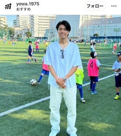 ９日、古巣の三菱養和ＳＣをサプライズ訪問した中村敬斗。三菱養和会の公式インスタグラム＠ｙｏｗａ．１９７５（７月１０日付）より 