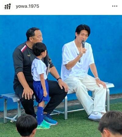 ９日、古巣の三菱養和ＳＣをサプライズ訪問した中村敬斗。三菱養和会の公式インスタグラム＠ｙｏｗａ．１９７５（７月１０日付）より 