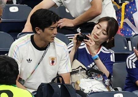 谷口彰悟を撮影する泉里香＝６月２９日、ヒューストンスタジアム