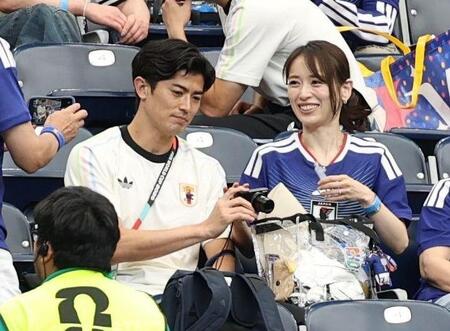 谷口彰悟と泉里香＝６月２９日、ヒューストンスタジアム