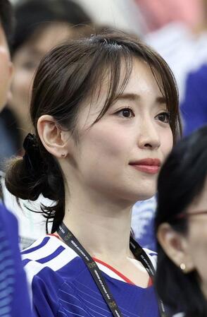 観戦する泉里香＝＝６月２５日、ダラススタジアム