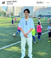 ９日、古巣の三菱養和ＳＣをサプライズ訪問した中村敬斗。三菱養和会の公式インスタグラム＠ｙｏｗａ．１９７５（７月１０日付）より 