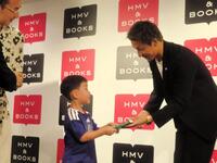 子どもに自叙伝を手渡す前田大然
