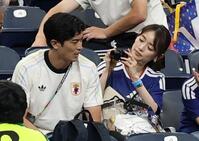 谷口彰悟を撮影する泉里香＝６月２９日、ヒューストンスタジアム