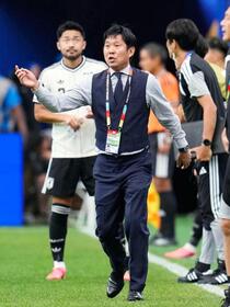 　Ｗ杯ブラジル戦の後半、指示を出す森保監督＝６月２９日（共同）