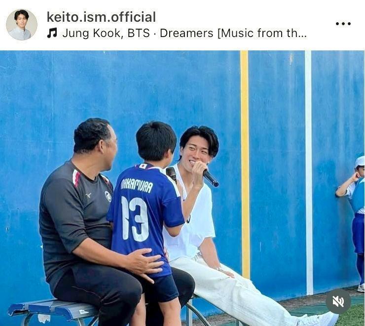 ９日、三菱養和ＳＣを訪れた中村敬斗。スタッフによる公式インスタグラム＠ｋｅｉｔｏ．ｉｓｍ．ｏｆｆｉｃｉａｌ （７月９日付）より