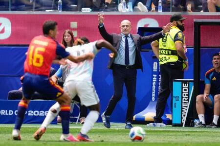 前半、アピールするスペインのデラフエンテ監督（奥）＝ロサンゼルス（共同）