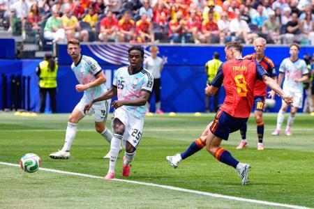 　スペイン-ベルギー　前半、先制ゴールを決めるスペインのルイス（８）＝ロサンゼルス（共同）