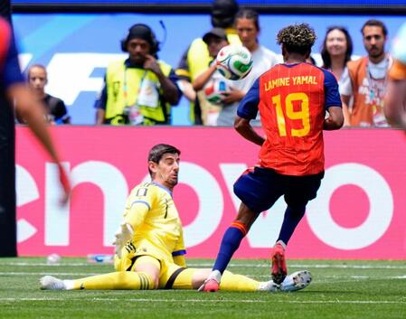 後半、セーブするベルギーのＧＫクルトワ。右はスペインのヤマル（共同）