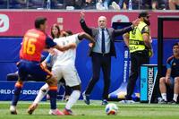 前半、アピールするスペインのデラフエンテ監督（奥）＝ロサンゼルス（共同）