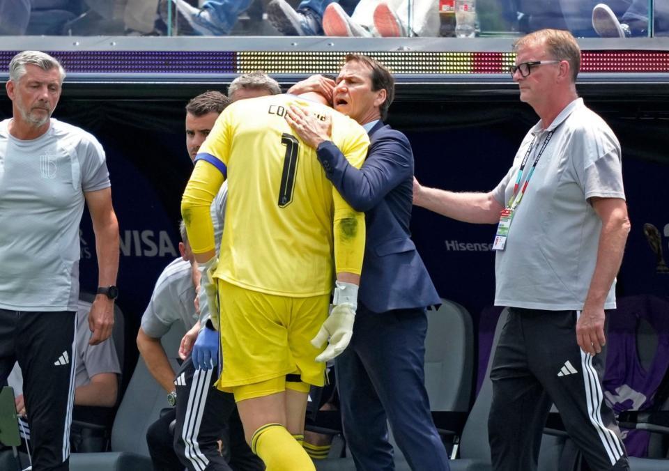 スペイン－ベルギー　後半、途中交代したＧＫクルトワ（１）をねぎらうベルギーのガルシア監督＝ロサンゼルス（共同）