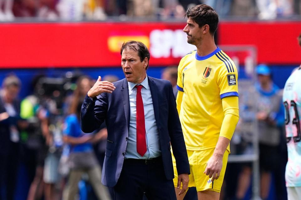 スペインに敗れ、選手たちに言葉をかけるベルギーのガルシア監督。右はＧＫクルトワ＝ロサンゼルス（共同）