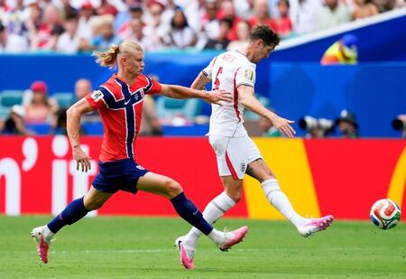 前半、競り合うノルウェーのハーランド（左）とイングランドのストーンズ＝マイアミ（共同）