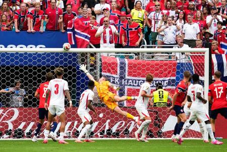 ノルウェー－イングランド　後半、ボールに飛びつくイングランドのＧＫピックフォード（左から４人目）＝マイアミ（共同）