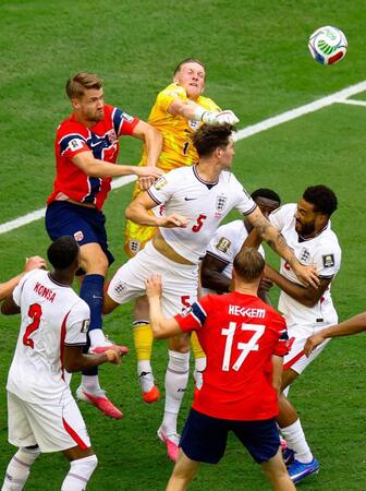 ノルウェー－イングランド　後半、パンチングでクリアするイングランドのＧＫピックフォード（上右）＝マイアミ（共同）