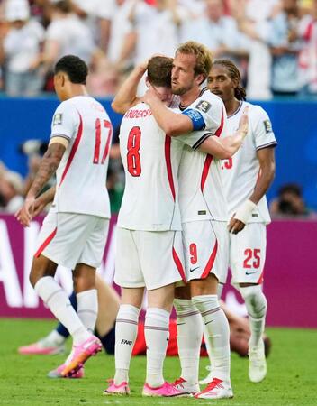 延長の末、ノルウェーに逆転勝ちし喜ぶイングランドのケーン（９）ら＝マイアミ（共同）