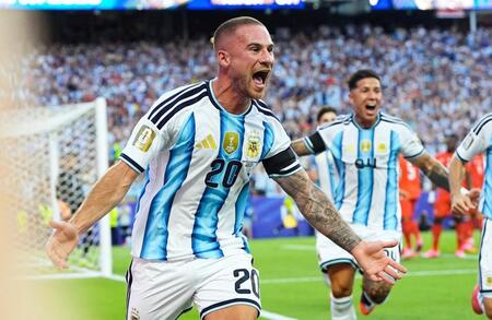 アルゼンチン－スイス　前半、先制ゴールを決め駆け出すアルゼンチンのマカリテル＝カンザスシティー（共同）