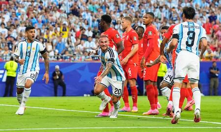 アルゼンチン－スイス　前半、先制ゴールを決め駆け出すアルゼンチンのマカリテル（20）＝カンザスシティー（共同）
