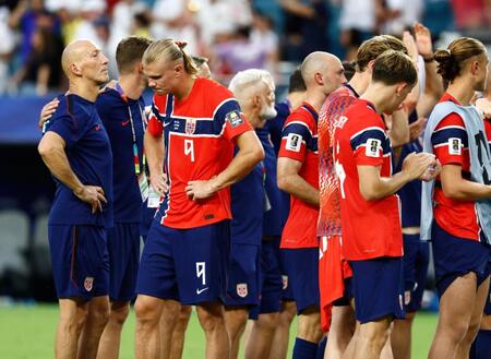 イングランドに敗れ、うつむくノルウェーのハーランド（９）＝マイアミ（共同）