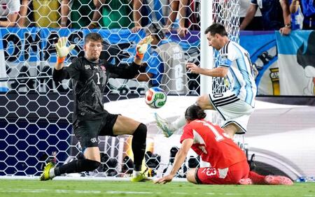 アルゼンチン－スイス　後半、アルゼンチンのメッシ（右上）がゴールを狙うがオフサイドとなる。ＧＫコーベル＝カンザスシティー（共同）