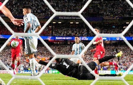 　アルゼンチン-スイス　試合終了間際、チーム３点目のゴールを決めるアルゼンチンのＬａ・マルティネス（右奥から２人目）＝カンザスシティー（共同）