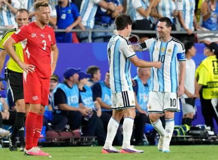 アルゼンチン－スイス　延長後半、チーム２点目のゴールを決めたアルバレスを祝福するアルゼンチンのメッシ（右）＝カンザスシティー（共同）